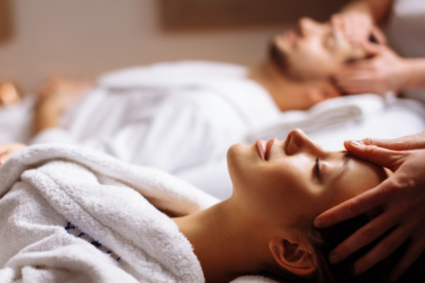 Spa Laundry Couple Getting Massage 600X400